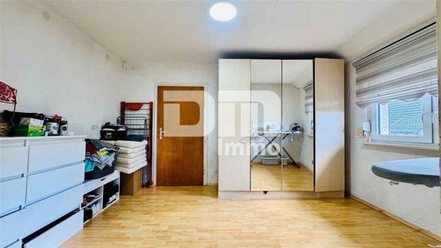 Modernisierte Doppelhaushälte mit Dachterrasse + 2 Garagen und großzügigem Platzangebot - DG Gäste / Büro